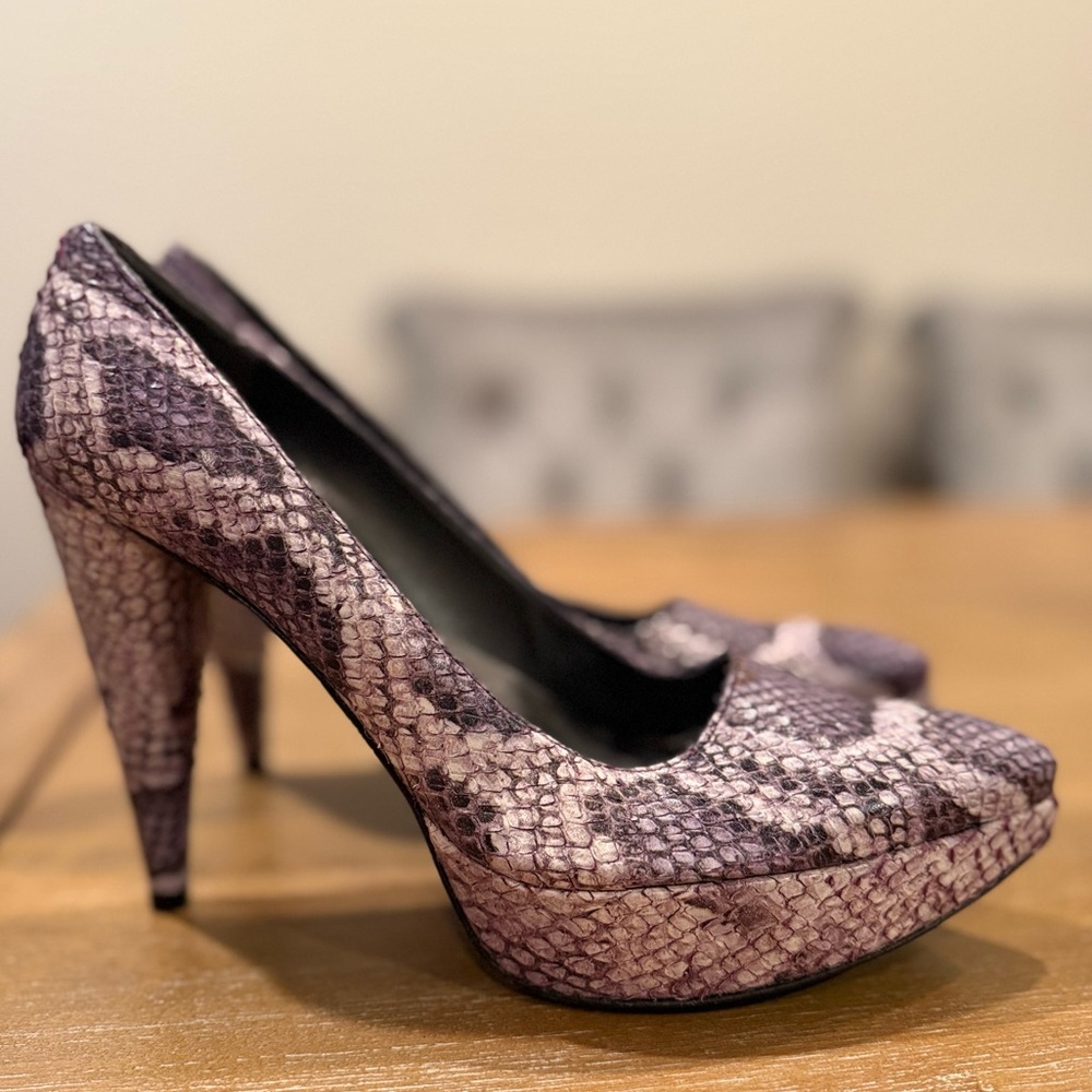 Stuart Weitzman Snakeskin Print Heels Purple Round Toe Platform Size 8.5‎